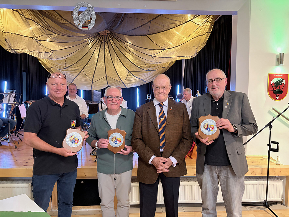 Dank an das OrgaTeam durch den Vorsitzenden der Fallschirmjägerkameradschaft Iserlohn OTL a.D. Reinhold Neuer