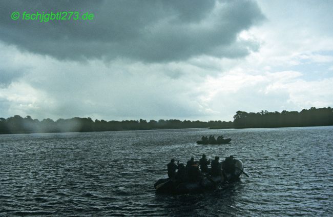 Infanterie beim überwinden von Gewässern