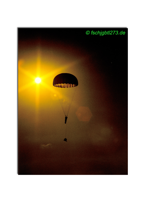 Fallschirmjäger im Sonnenuntergang
