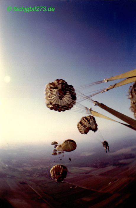 Fallschirmsprung aus Transportflugzeug C160 Transall
